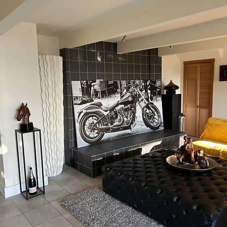 Grouse Cheerful Large Private Bedroom, Bath, Shared Deck, Pool, Hot Tub Норт Ванкувър Екстериор снимка