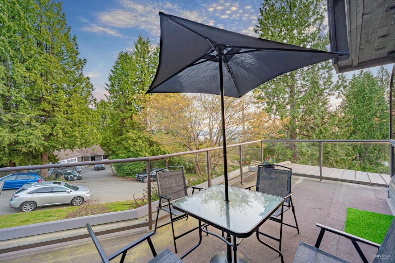 Grouse Cheerful Large Private Bedroom, Bath, Shared Deck, Pool, Hot Tub Норт Ванкувър Екстериор снимка