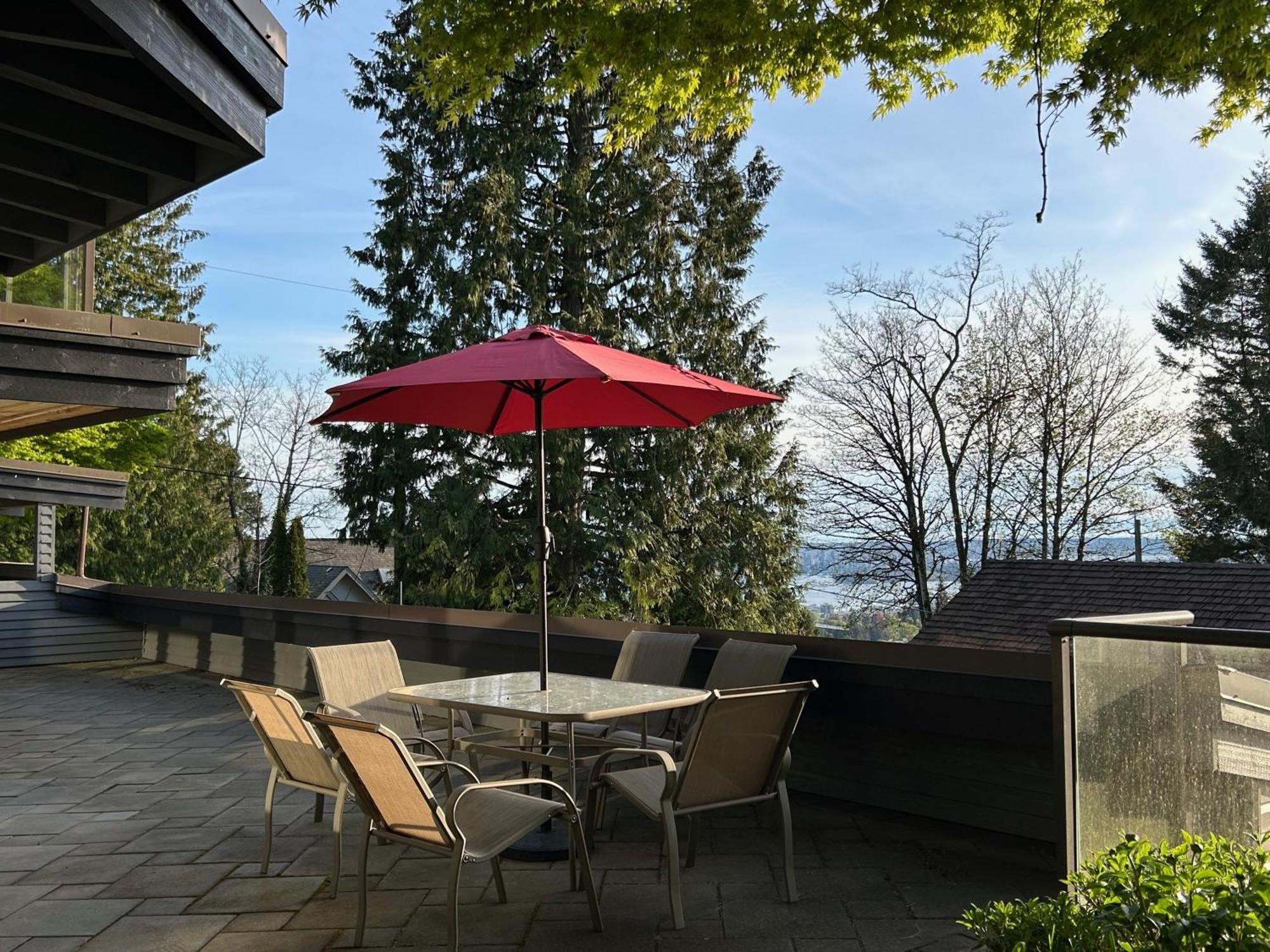 Grouse Cheerful Large Private Bedroom, Bath, Shared Deck, Pool, Hot Tub Норт Ванкувър Екстериор снимка