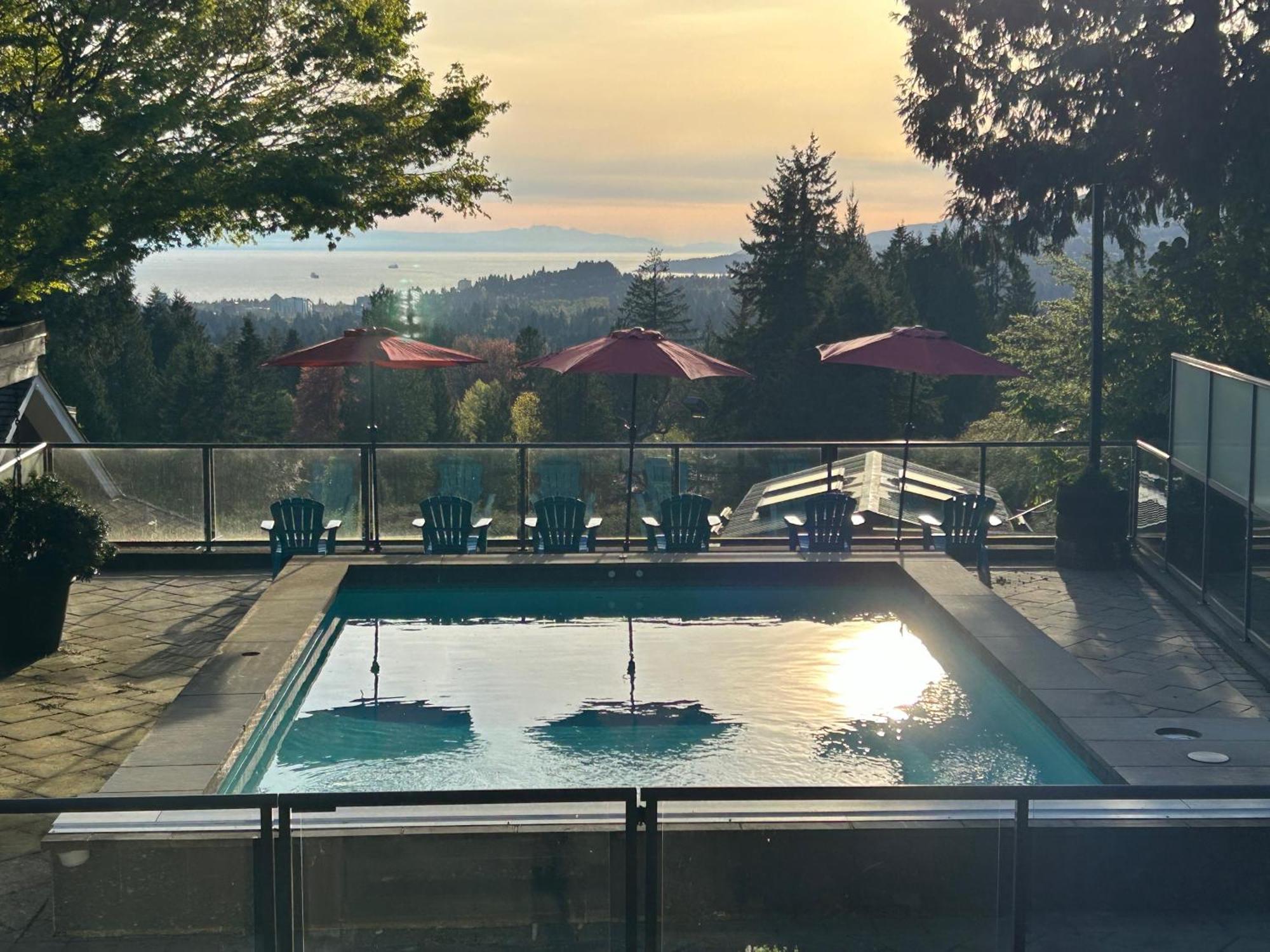 Grouse Cheerful Large Private Bedroom, Bath, Shared Deck, Pool, Hot Tub Норт Ванкувър Екстериор снимка