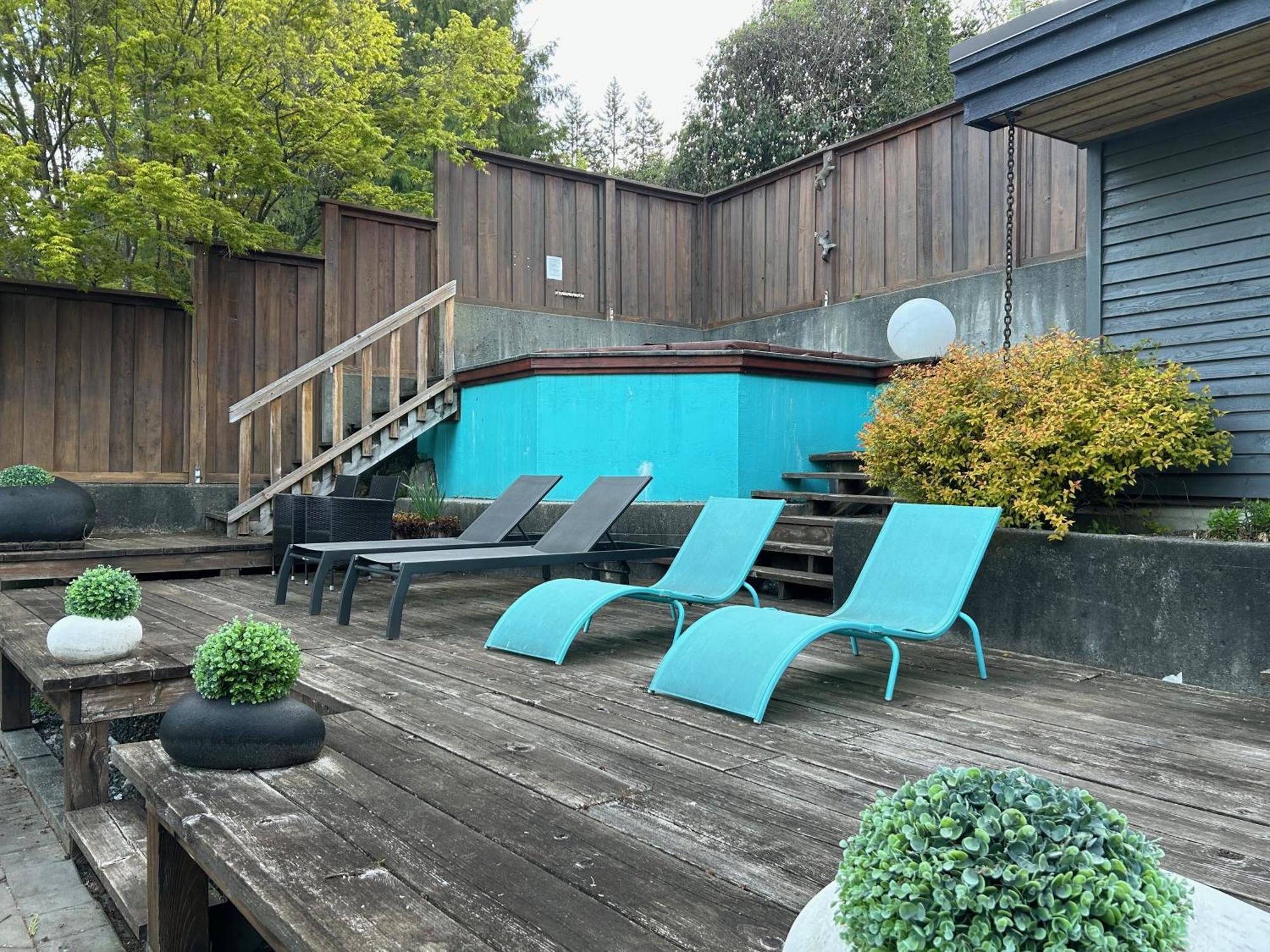 Grouse Cheerful Large Private Bedroom, Bath, Shared Deck, Pool, Hot Tub Норт Ванкувър Екстериор снимка