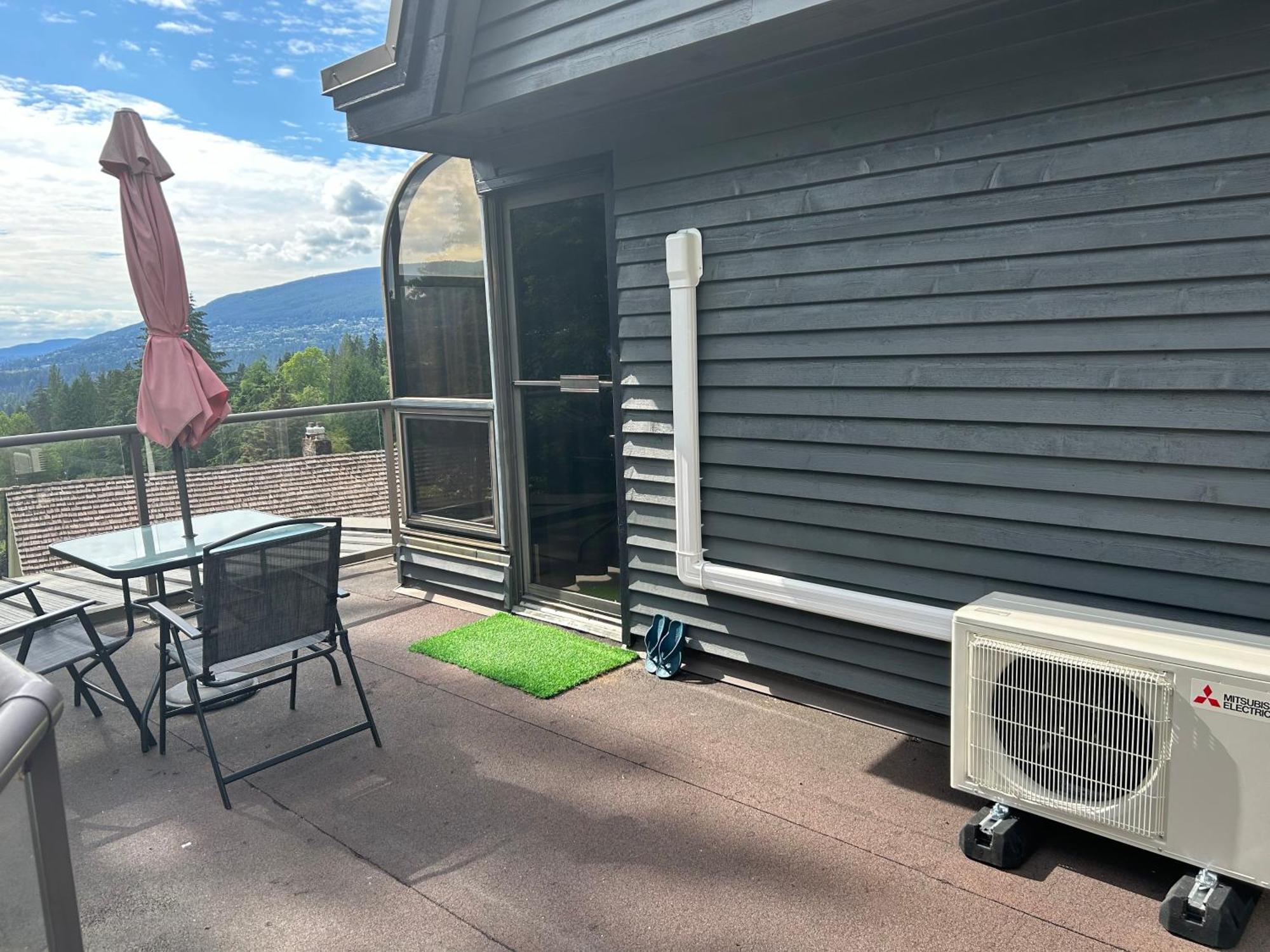 Grouse Cheerful Large Private Bedroom, Bath, Shared Deck, Pool, Hot Tub Норт Ванкувър Екстериор снимка