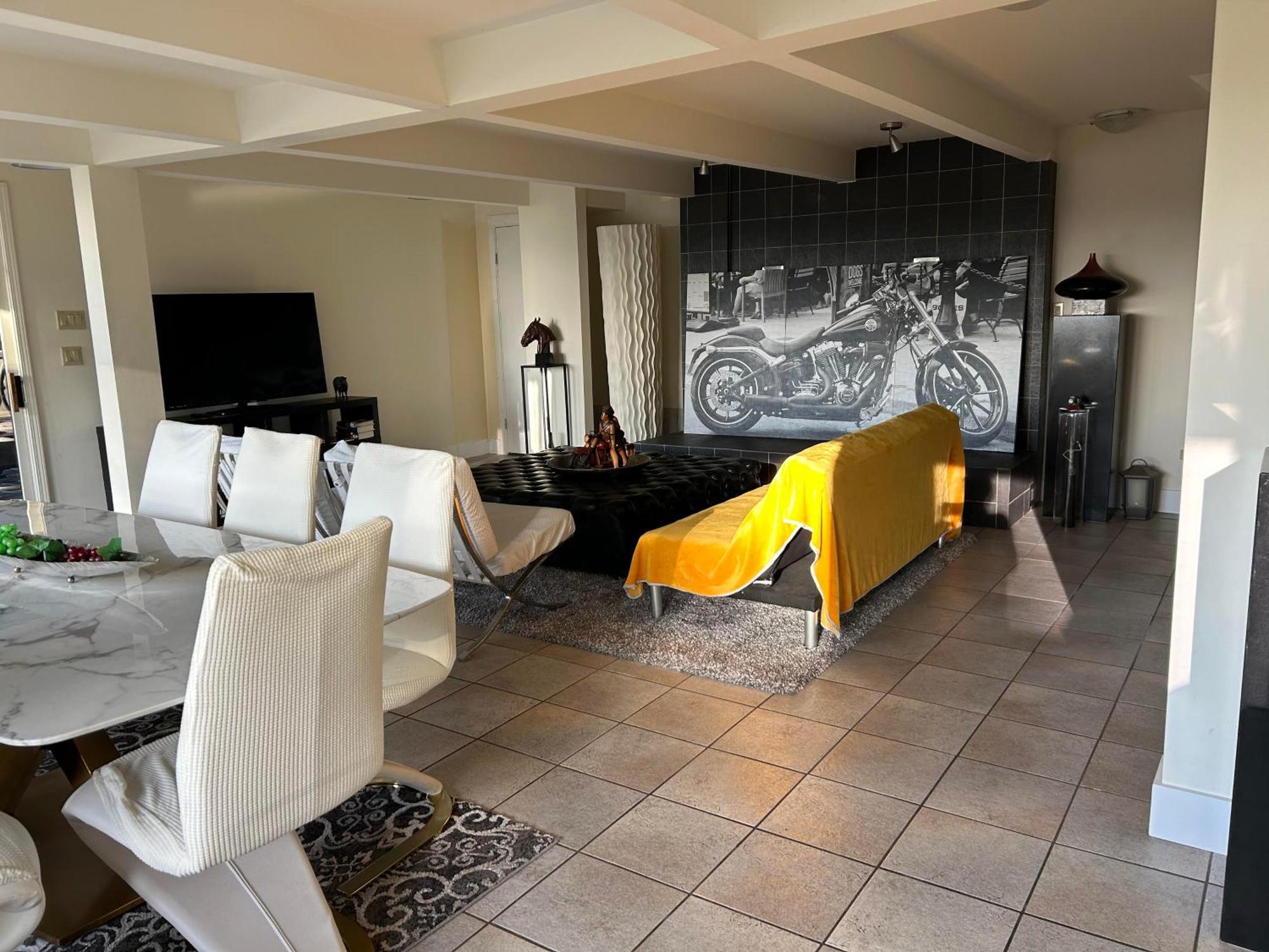 Grouse Cheerful Large Private Bedroom, Bath, Shared Deck, Pool, Hot Tub Норт Ванкувър Екстериор снимка