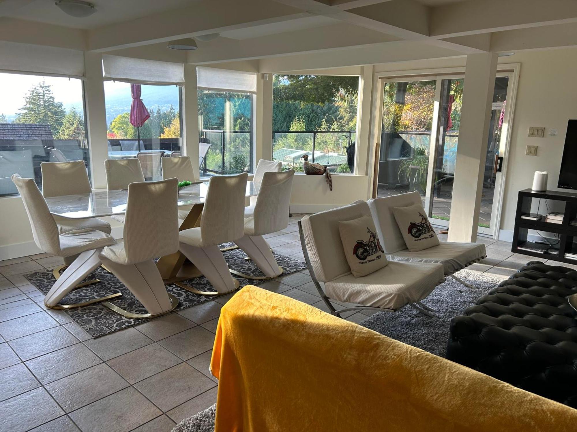 Grouse Cheerful Large Private Bedroom, Bath, Shared Deck, Pool, Hot Tub Норт Ванкувър Екстериор снимка