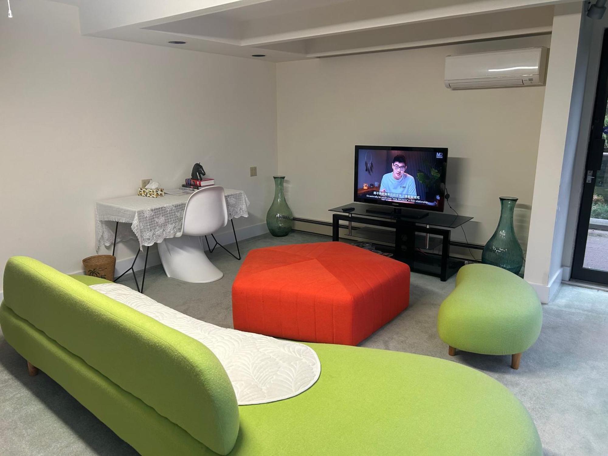 Grouse Cheerful Large Private Bedroom, Bath, Shared Deck, Pool, Hot Tub Норт Ванкувър Екстериор снимка