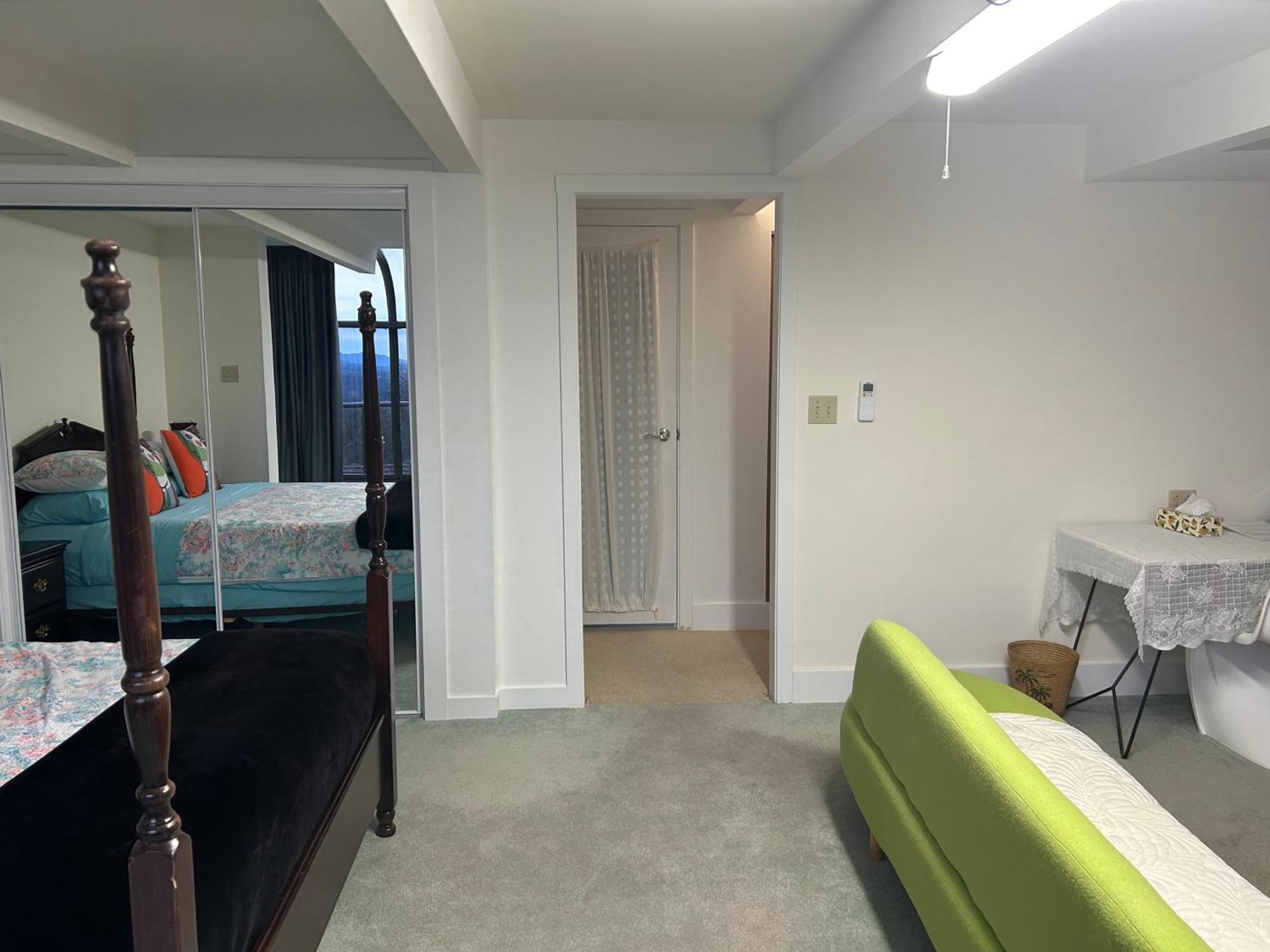 Grouse Cheerful Large Private Bedroom, Bath, Shared Deck, Pool, Hot Tub Норт Ванкувър Екстериор снимка