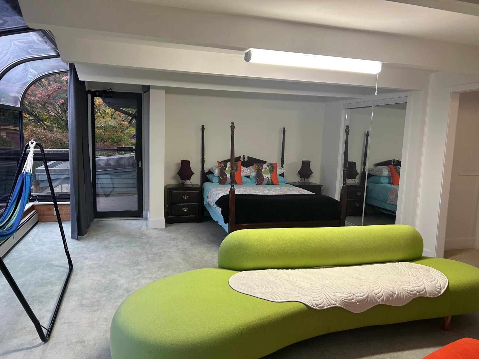Grouse Cheerful Large Private Bedroom, Bath, Shared Deck, Pool, Hot Tub Норт Ванкувър Екстериор снимка