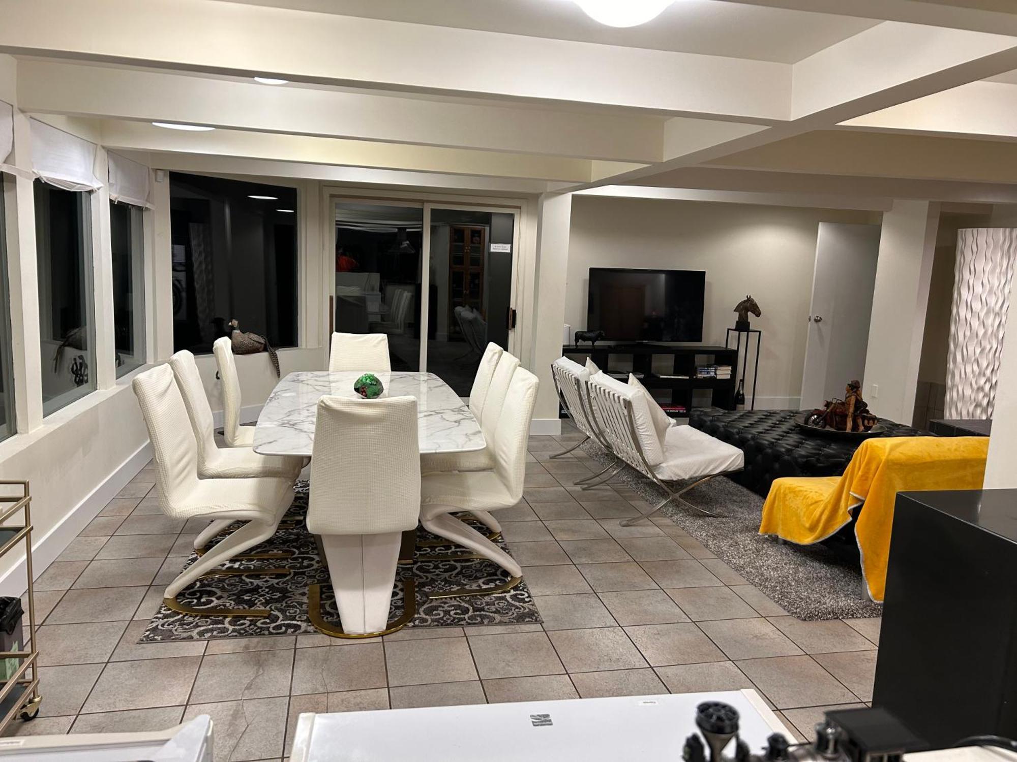 Grouse Cheerful Large Private Bedroom, Bath, Shared Deck, Pool, Hot Tub Норт Ванкувър Екстериор снимка