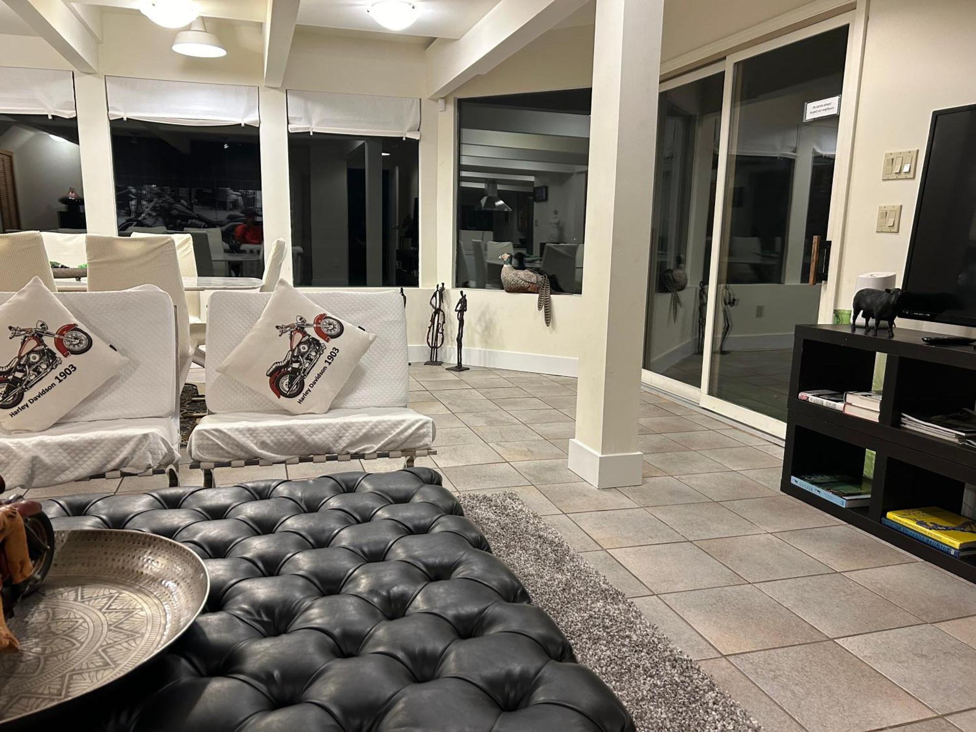 Grouse Cheerful Large Private Bedroom, Bath, Shared Deck, Pool, Hot Tub Норт Ванкувър Екстериор снимка