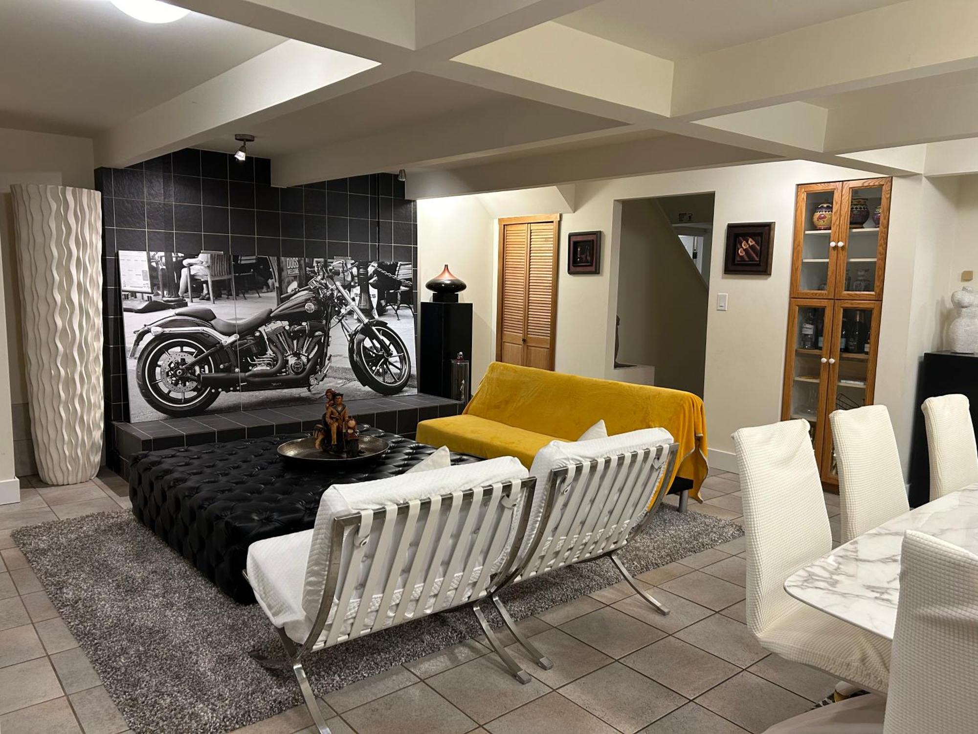 Grouse Cheerful Large Private Bedroom, Bath, Shared Deck, Pool, Hot Tub Норт Ванкувър Екстериор снимка