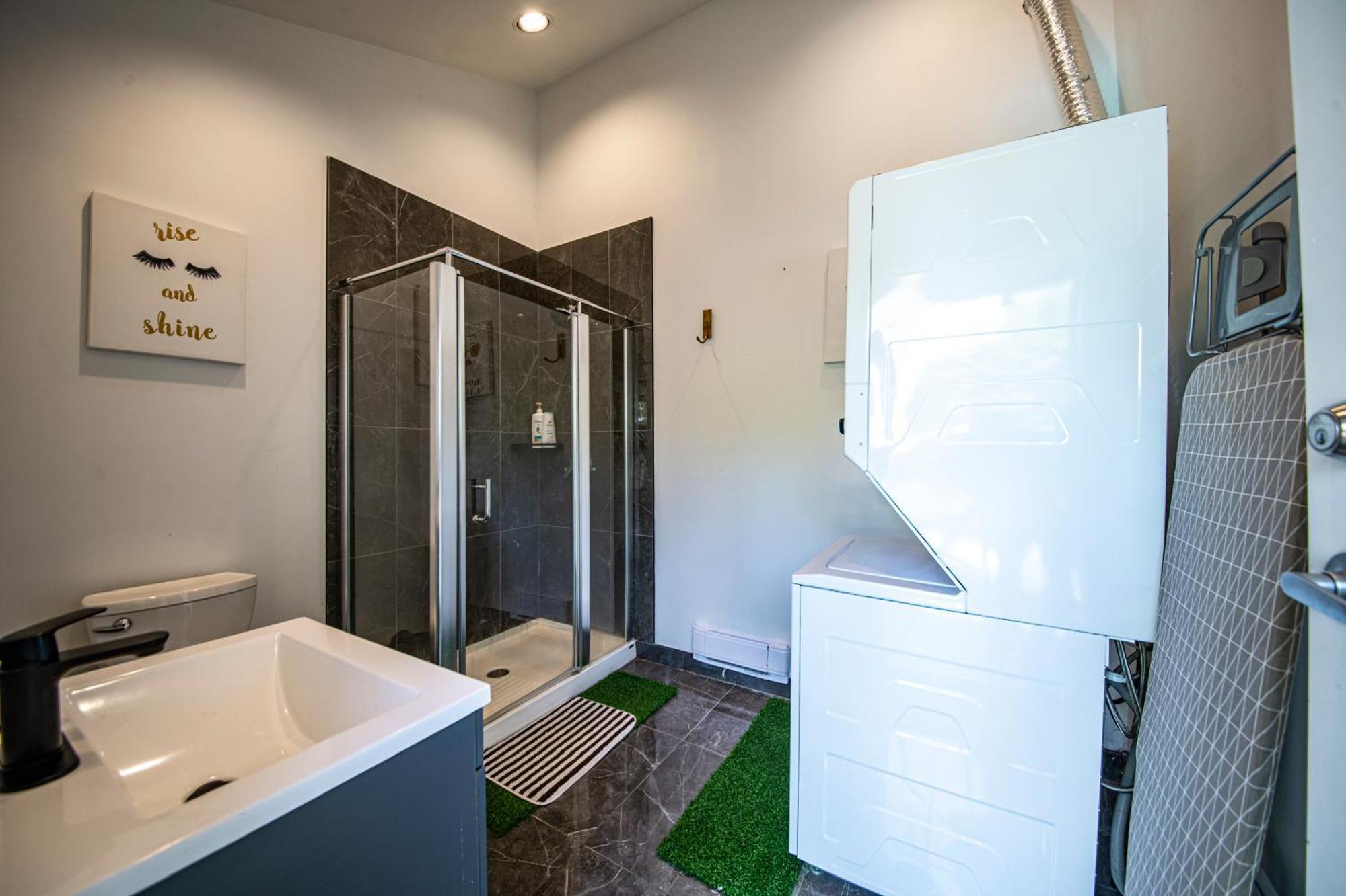 Grouse Cheerful Large Private Bedroom, Bath, Shared Deck, Pool, Hot Tub Норт Ванкувър Екстериор снимка