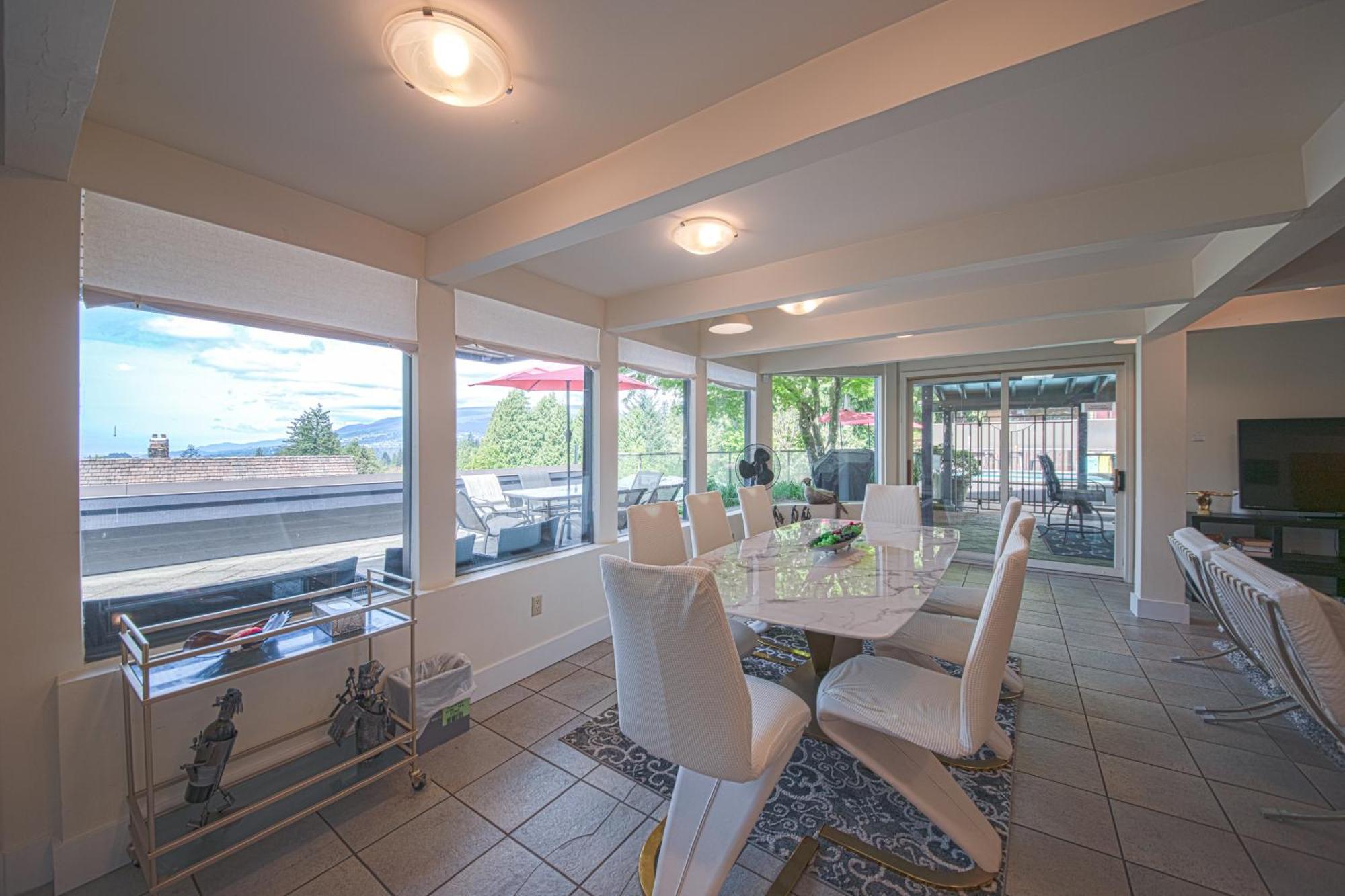 Grouse Cheerful Large Private Bedroom, Bath, Shared Deck, Pool, Hot Tub Норт Ванкувър Екстериор снимка