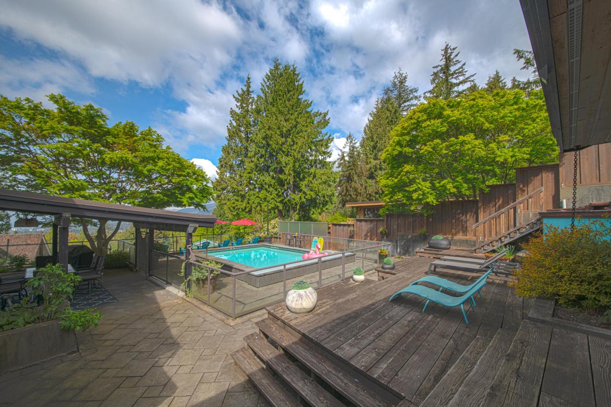 Grouse Cheerful Large Private Bedroom, Bath, Shared Deck, Pool, Hot Tub Норт Ванкувър Екстериор снимка