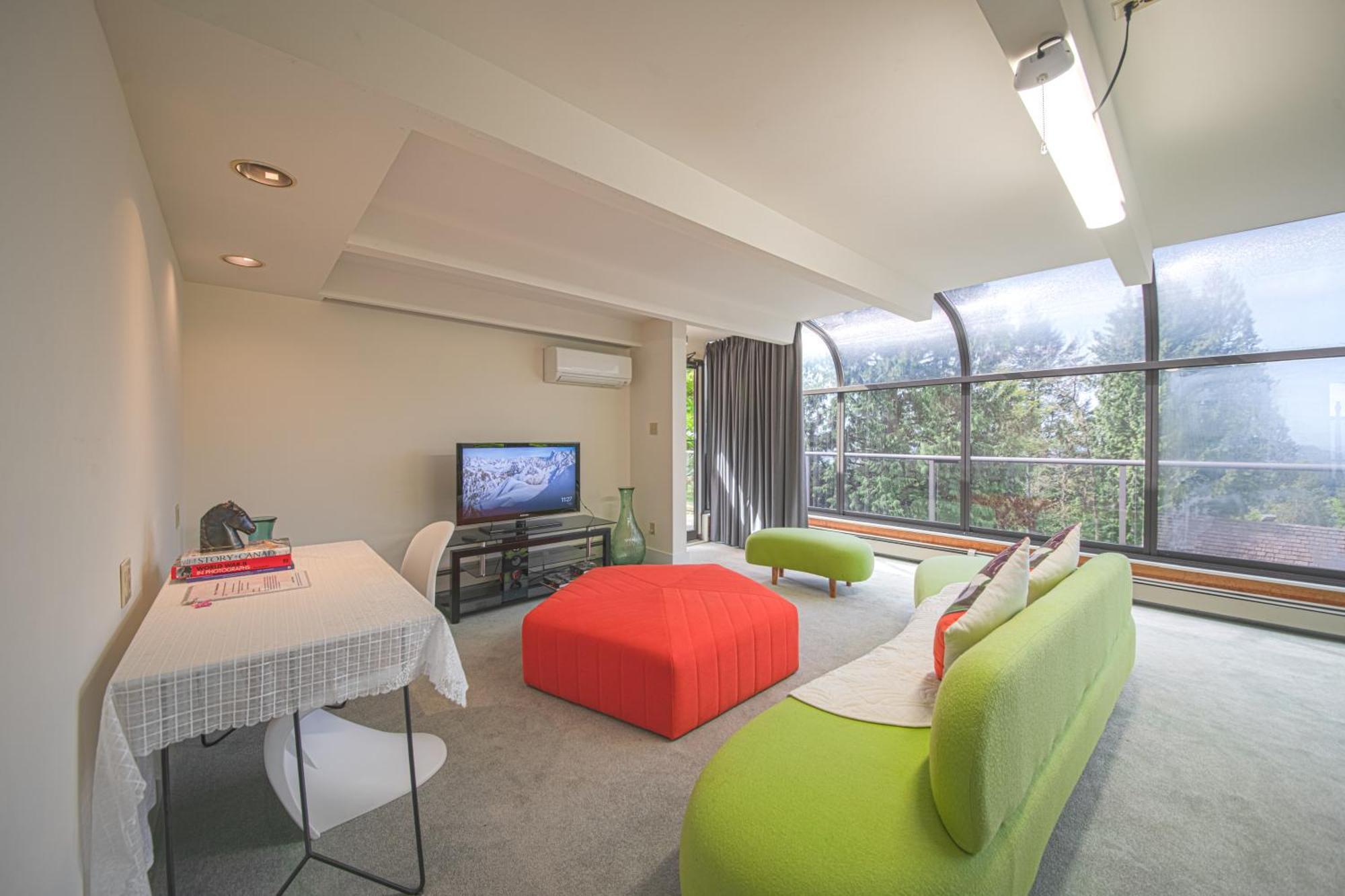 Grouse Cheerful Large Private Bedroom, Bath, Shared Deck, Pool, Hot Tub Норт Ванкувър Екстериор снимка