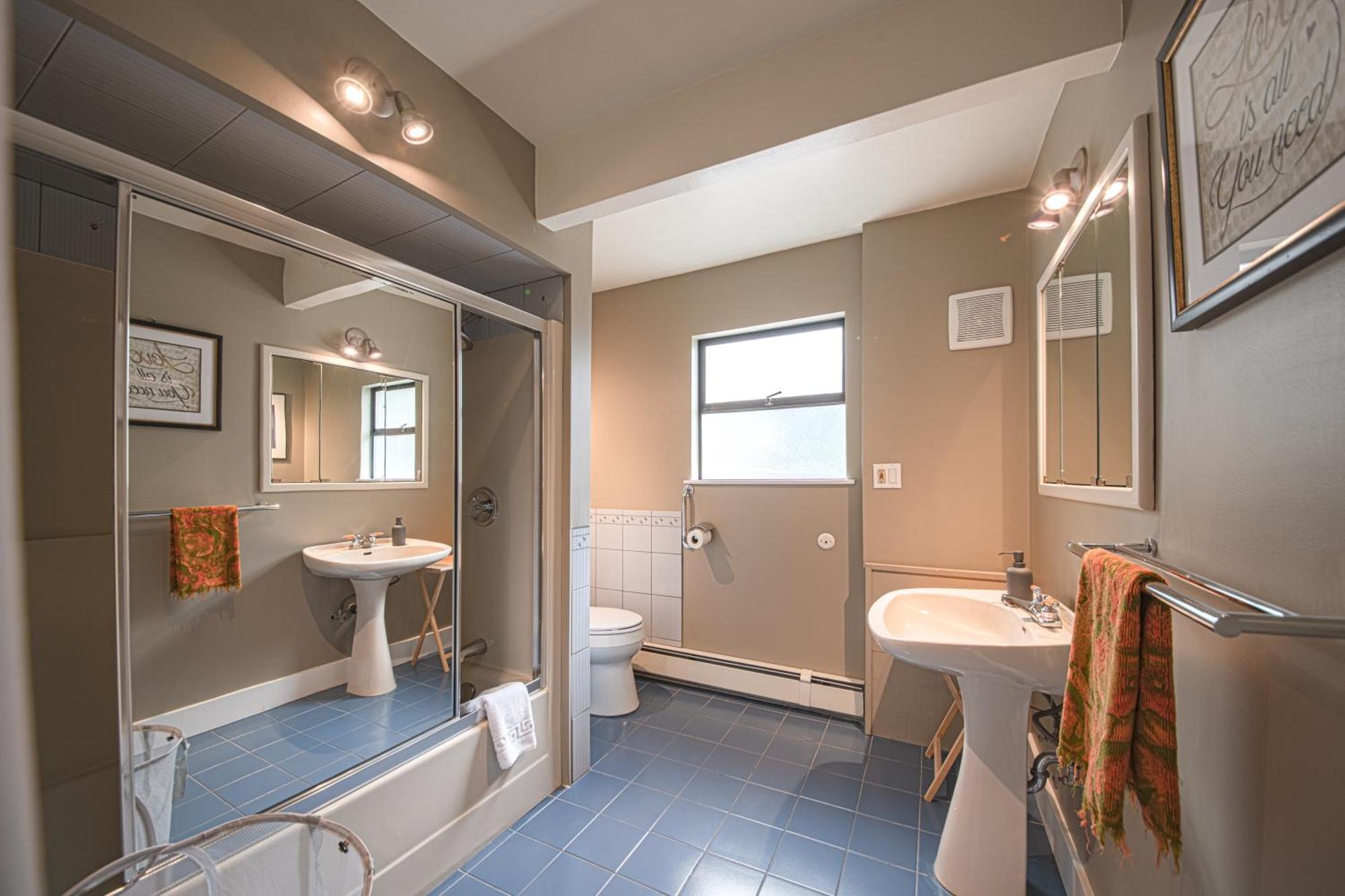 Grouse Cheerful Large Private Bedroom, Bath, Shared Deck, Pool, Hot Tub Норт Ванкувър Екстериор снимка