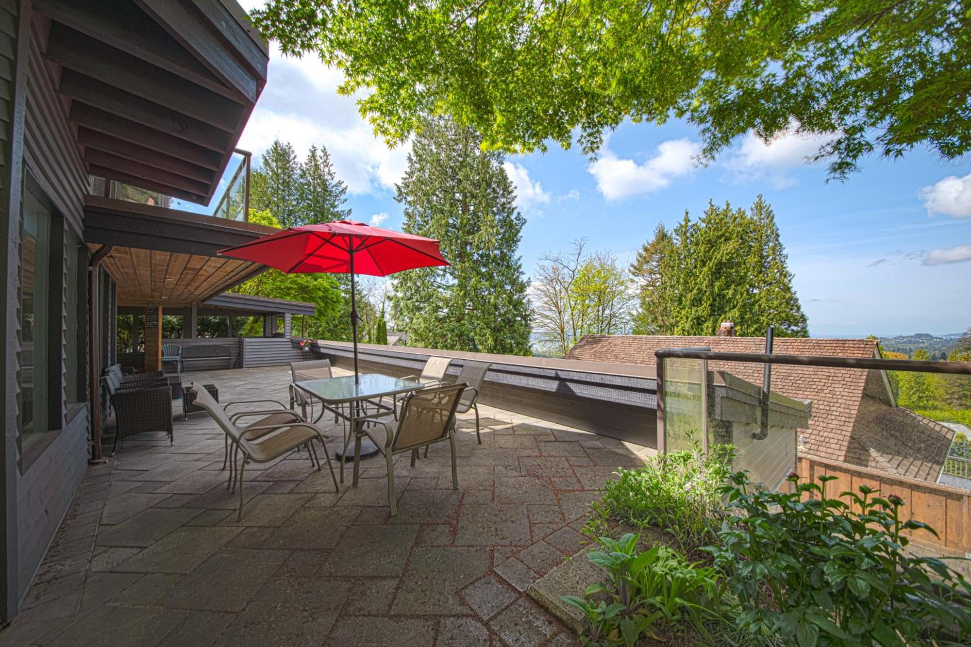 Grouse Cheerful Large Private Bedroom, Bath, Shared Deck, Pool, Hot Tub Норт Ванкувър Екстериор снимка
